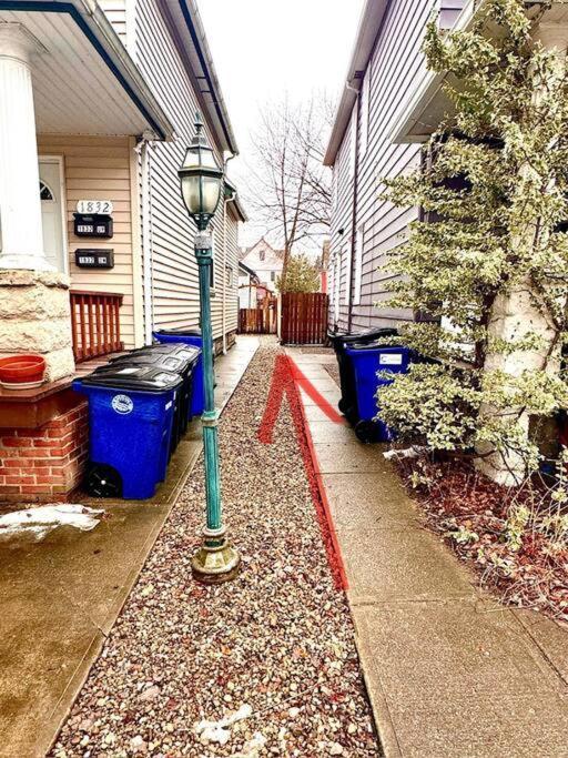 Little House On 47Th Apartment Cleveland Exterior photo
