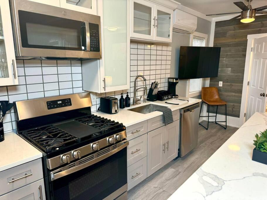 Little House On 47Th Apartment Cleveland Exterior photo